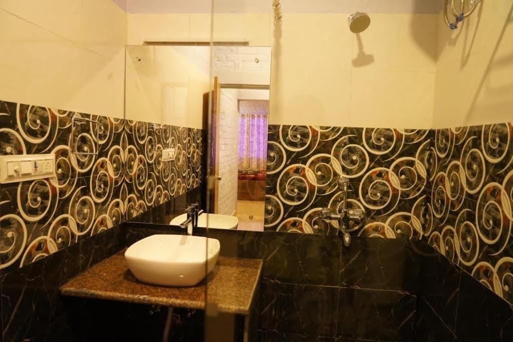 Brick Field Hotel Varanasi Exterior foto