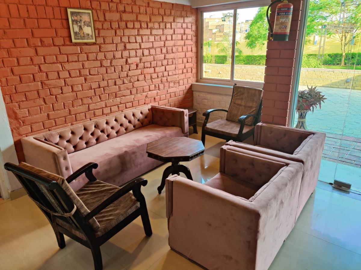 Brick Field Hotel Varanasi Exterior foto