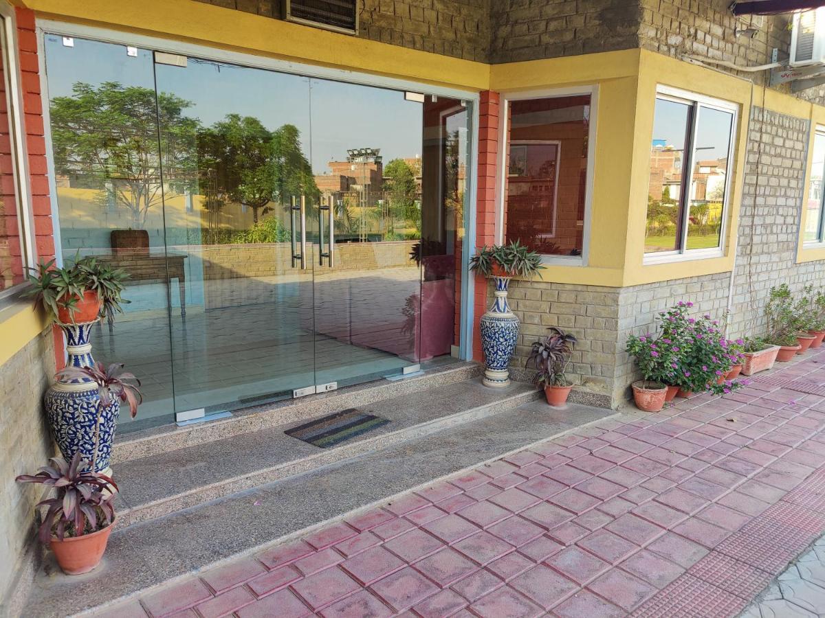 Brick Field Hotel Varanasi Exterior foto