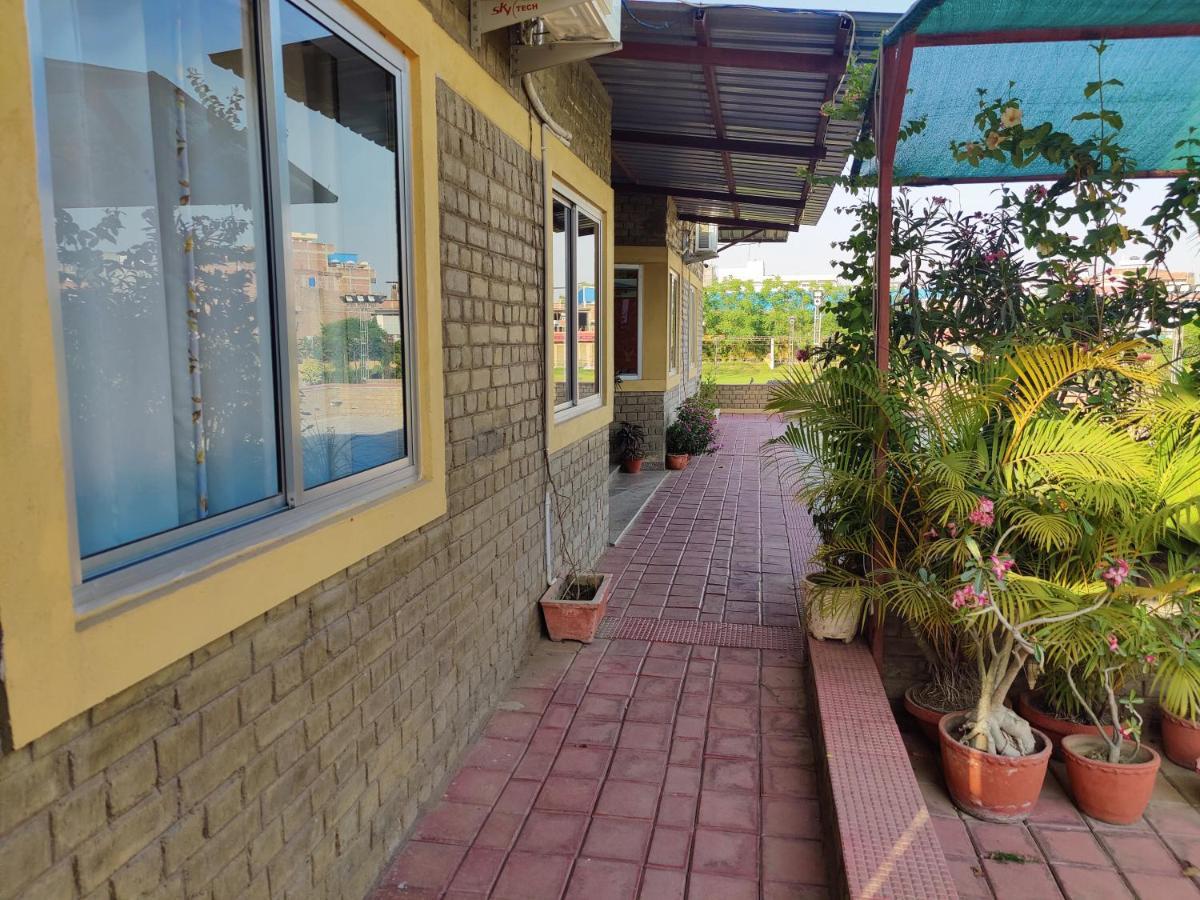 Brick Field Hotel Varanasi Exterior foto