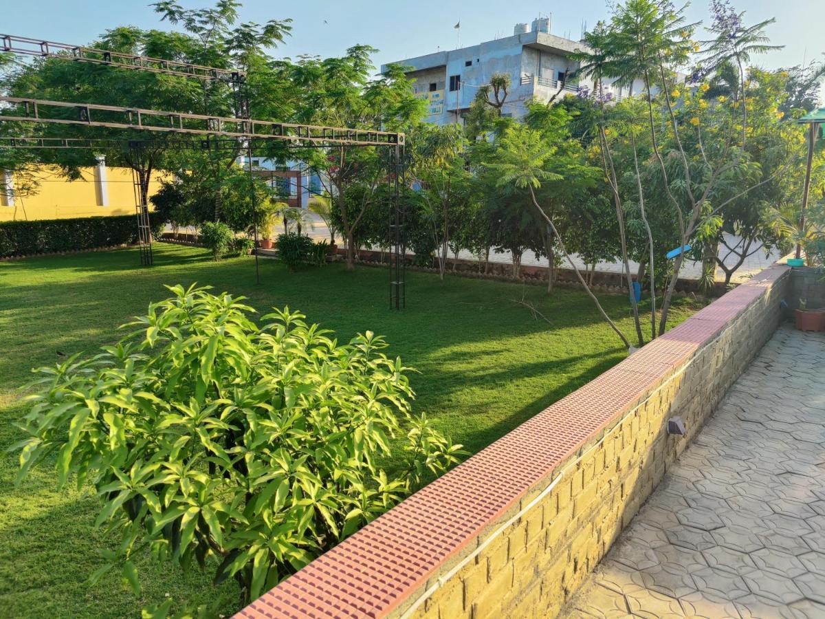 Brick Field Hotel Varanasi Exterior foto