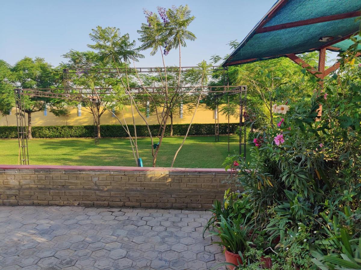 Brick Field Hotel Varanasi Exterior foto