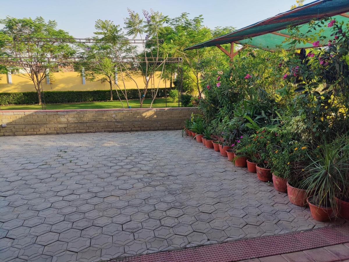Brick Field Hotel Varanasi Exterior foto